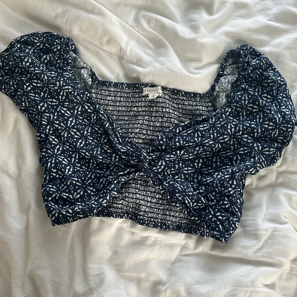 Aeropostale navy and white patterned crop top size small